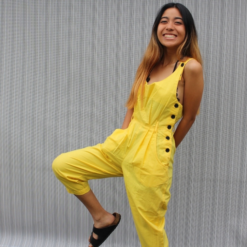 🙊💛VINTAGE YELLOW JUMSUIT w/black buttons💛🙊